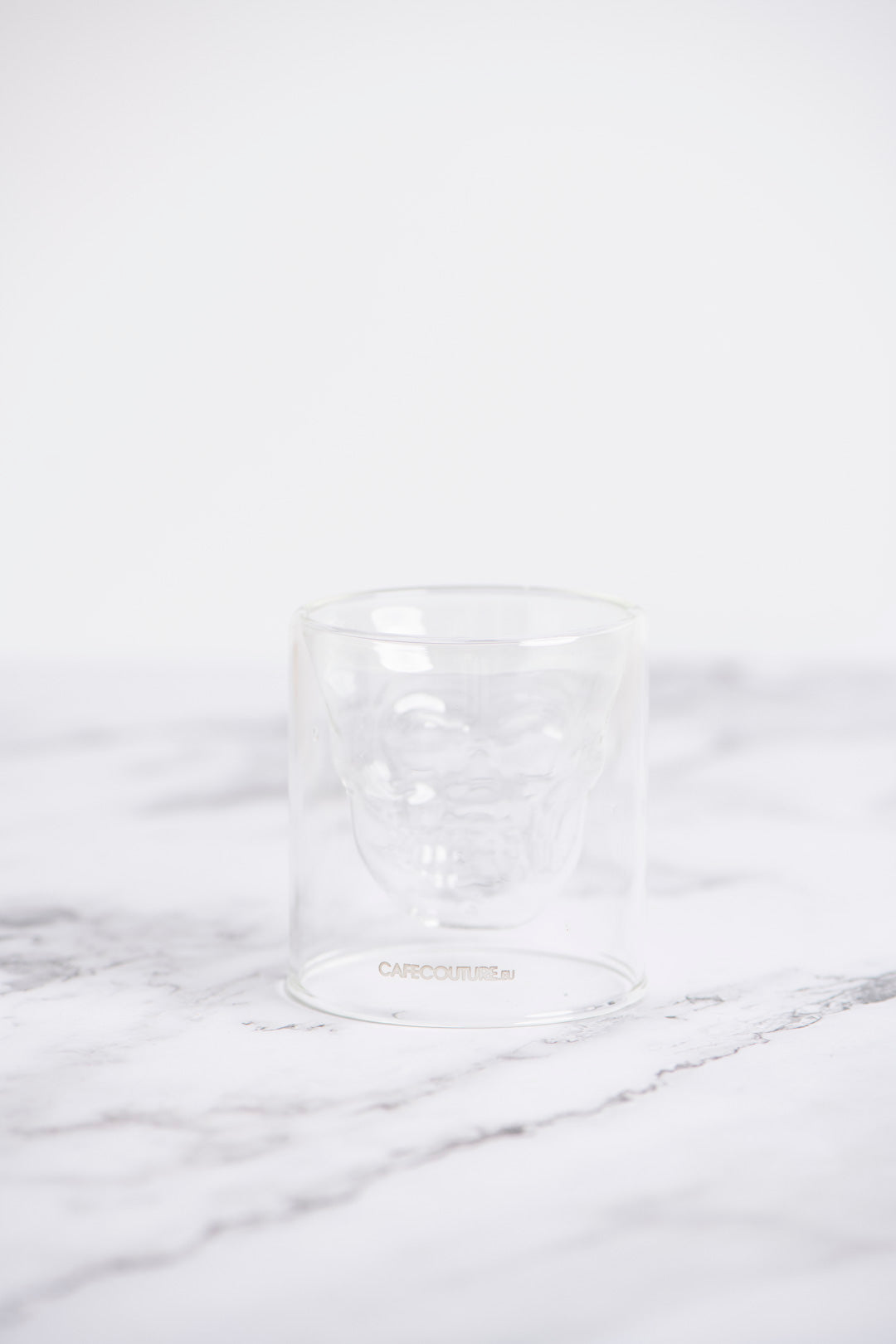 koffie_drinken_in_retro_dubbelwandig_glas