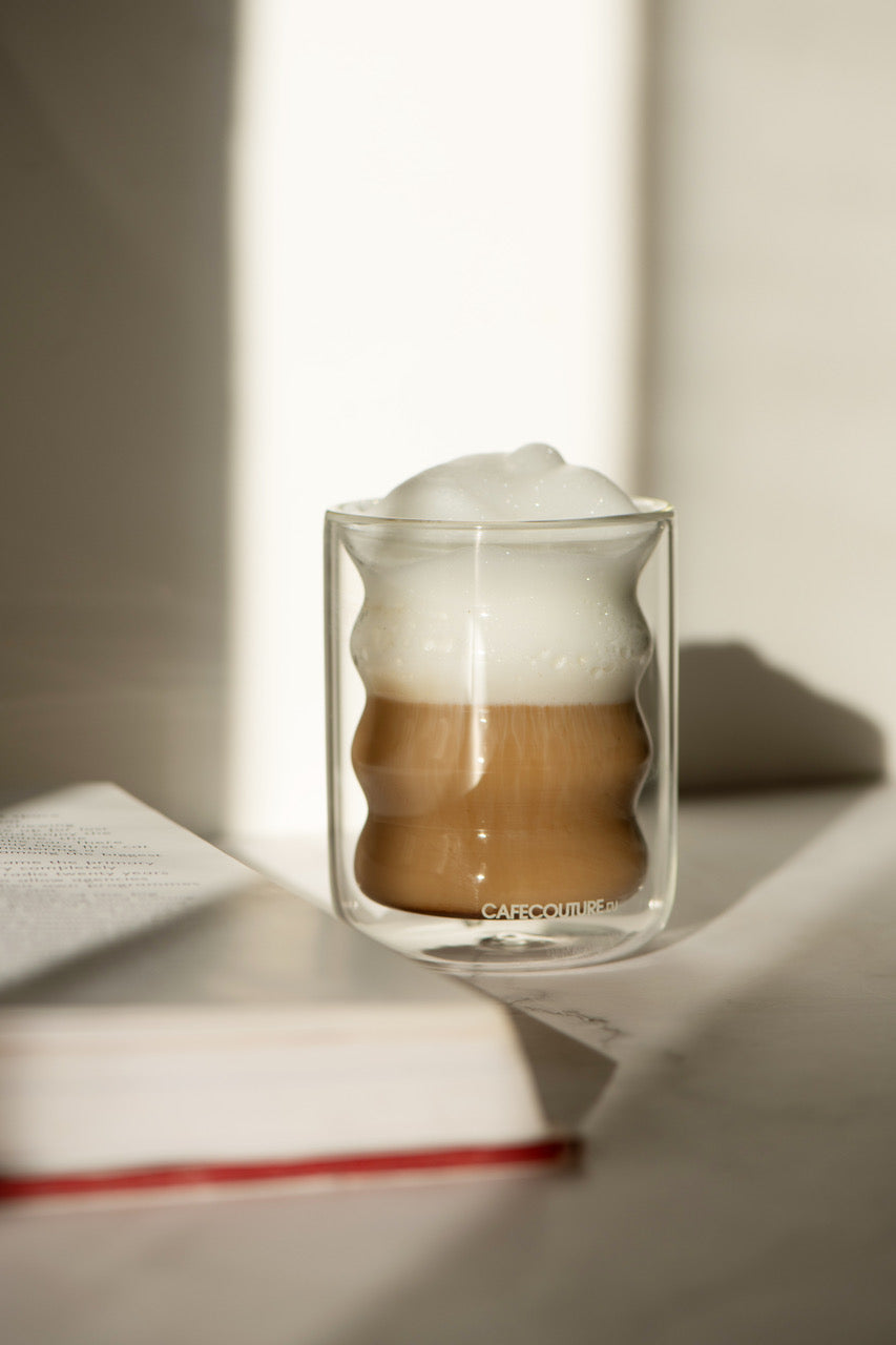 stijlvol cappuccino drinken in dubbelwandig glas